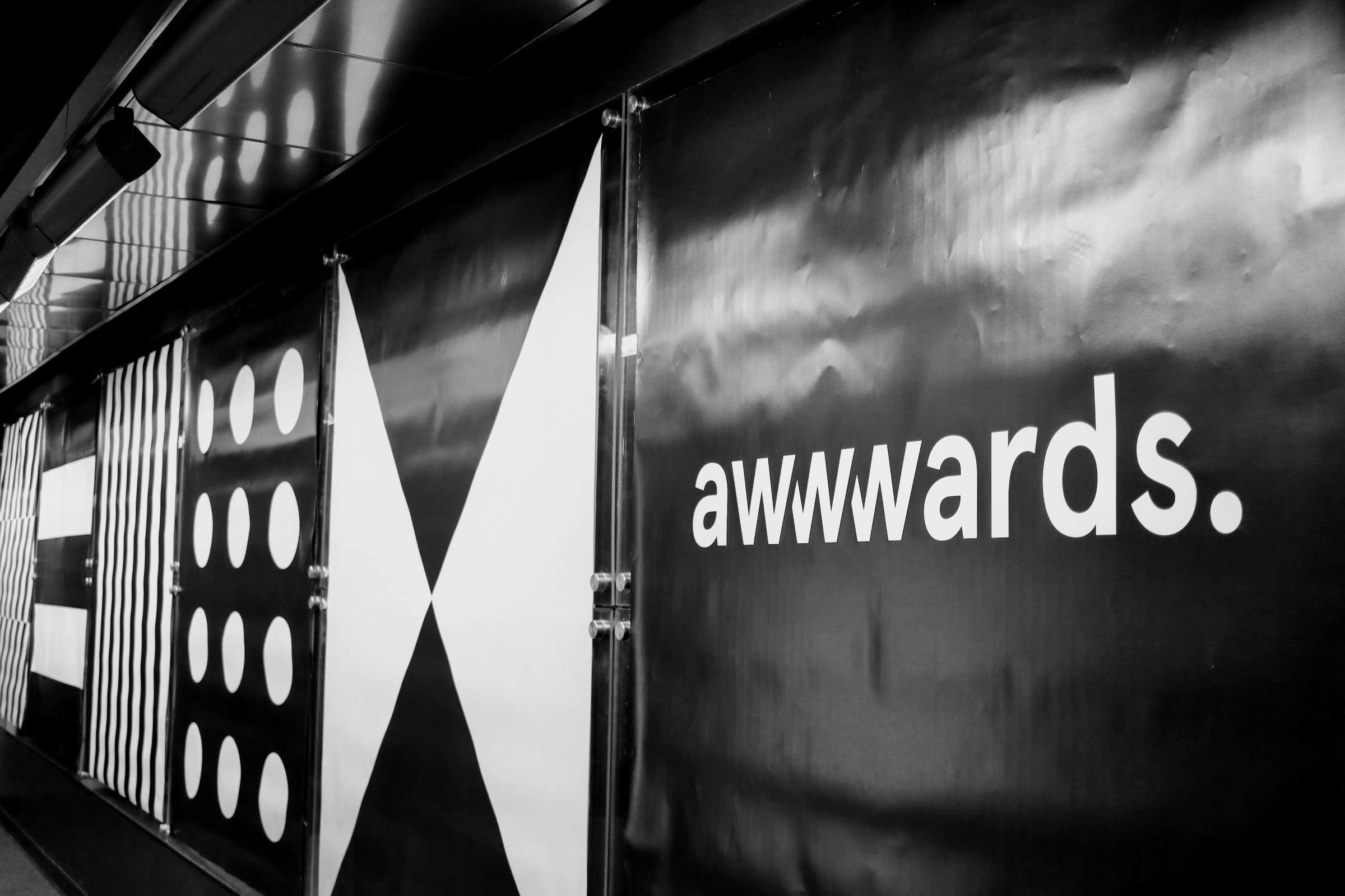 Zoom-in of the awwwards logo against a patterned background